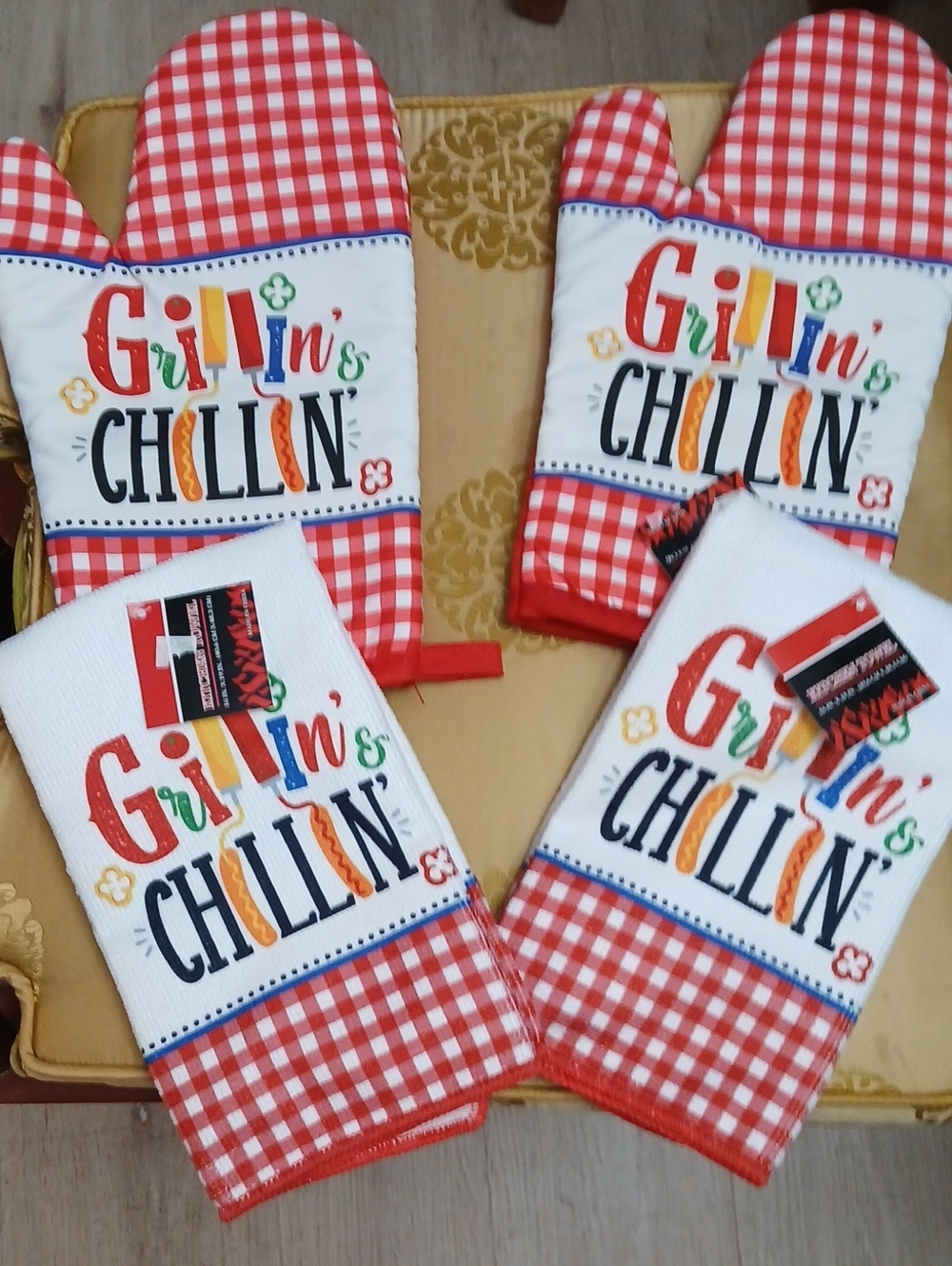Grillin & Chillin Red and White Oven Mittsand Towels Set.